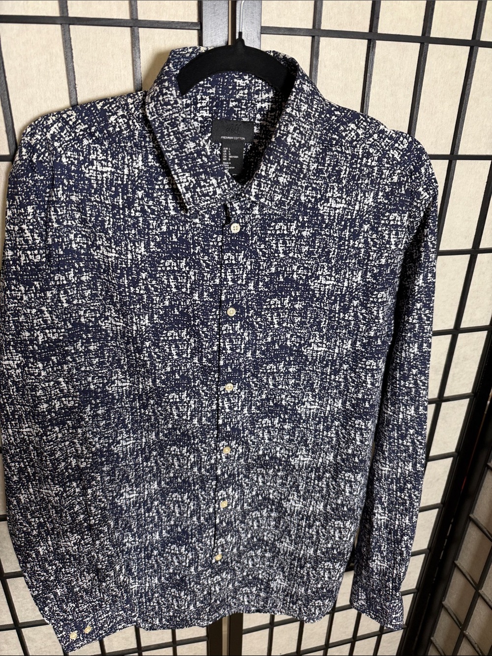 H&M Men's Navy and White Patterned Button-Up Shirt